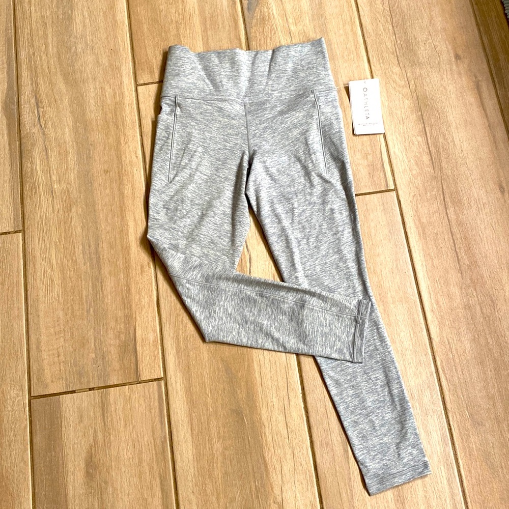 Athleta Salutation stash pocket II soft luxe tight